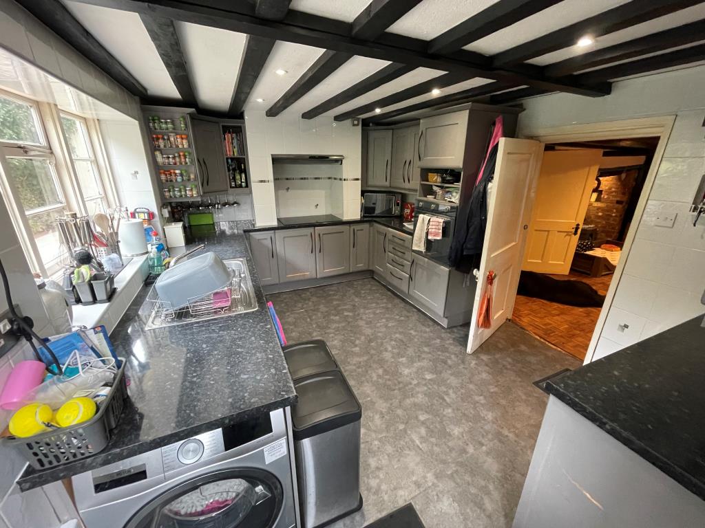 Lot: 23 - PERIOD PROPERTY WITH PERMISSION FOR ALTERATIONS AND POTENTIAL FOR SUB-DIVISION - Kitchen with fitted units